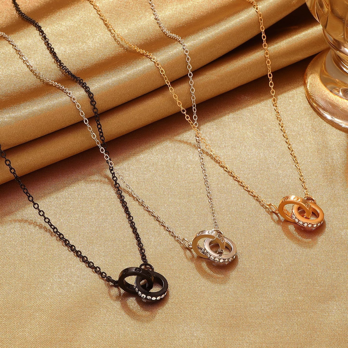 The same double ring necklace women's fashion niche design interlocking collarbone chain pendant couple necklace