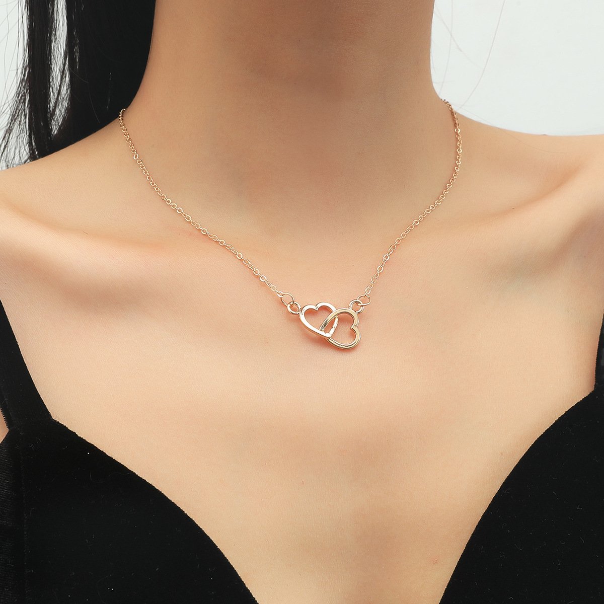 Fashion OL Simple Interlocking Pendant Necklace Alloy Double Love Clavicle Chain Cold Peach Heart Necklace