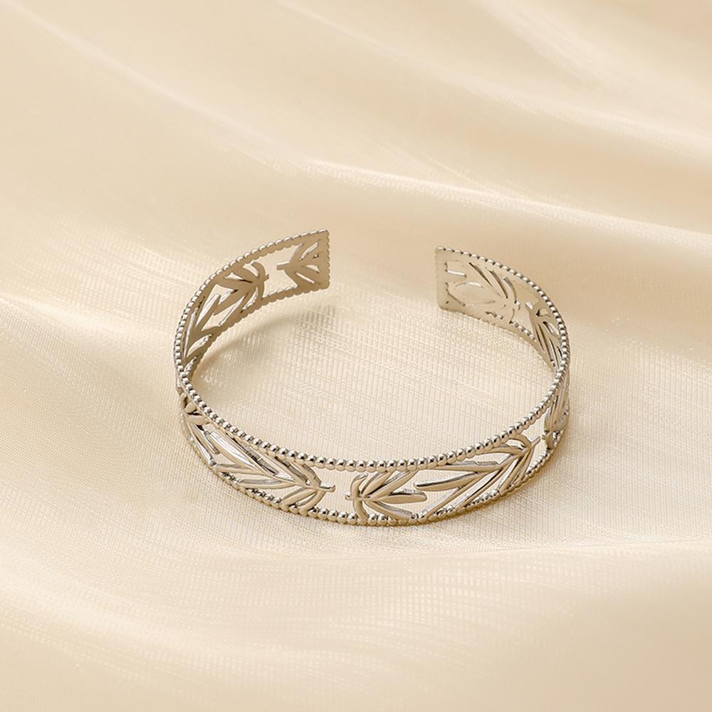 Retro Simple and Exquisite Ladies Stainless Steel Niche Design Tree Leaf Adjustable Bracelet