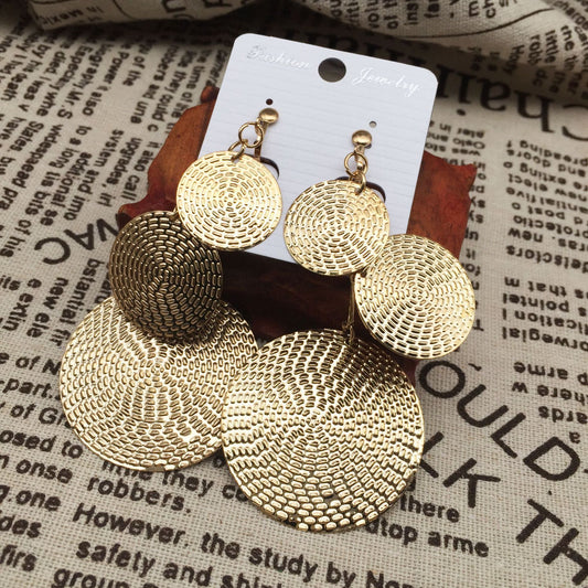 Three-piece ear clips can be worn with or without pierced ears. Free rubber ear pads. Temperamental beauty earrings.