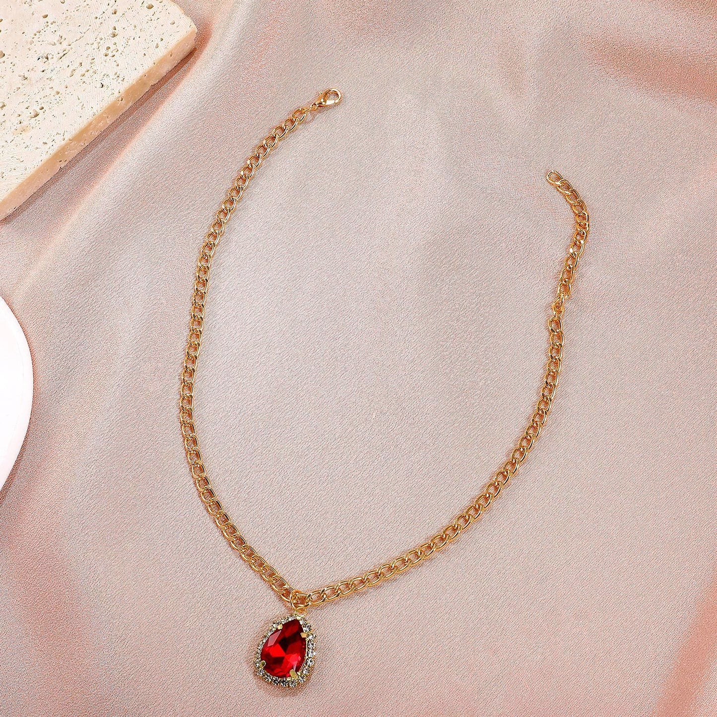 Retro micro-inlaid zircon water drop pendant necklace niche design light luxury rhinestone clavicle chain necklace female