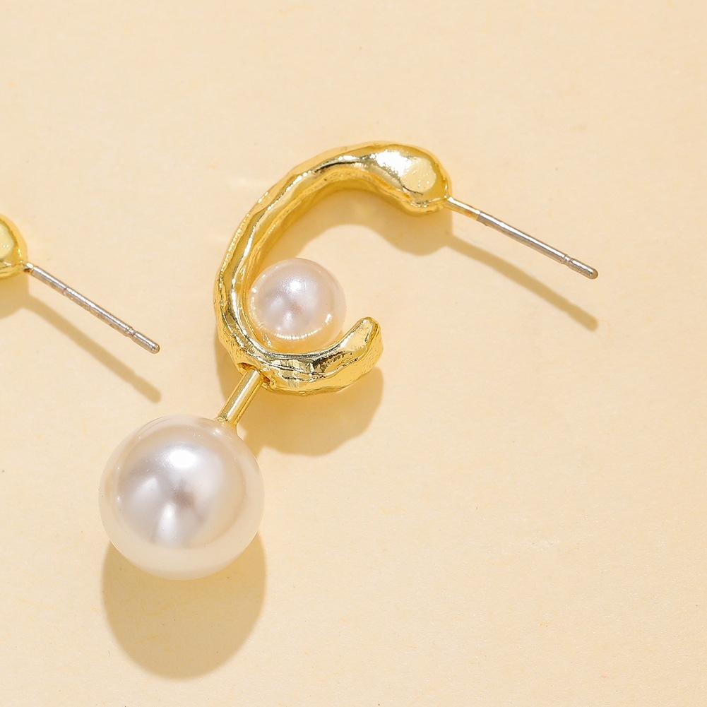 Ins niche design French temperament pearl earrings creative simple C word OL fashion all-match metal earrings