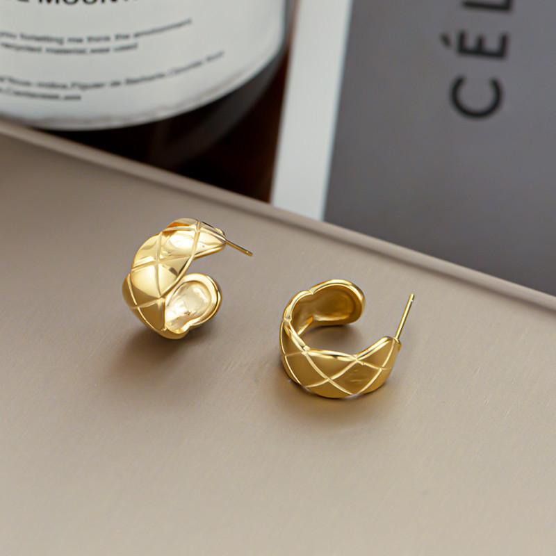 Ins earrings titanium steel plated real gold does not fade Xiaoxiang retro rhombus earrings female cold earrings