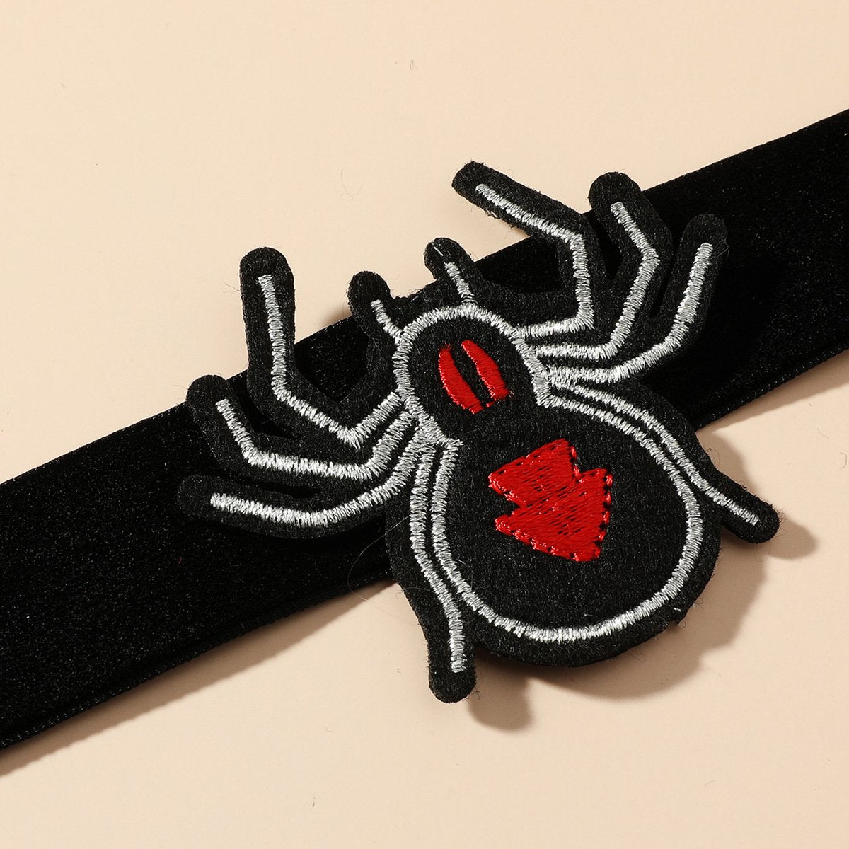 Exaggerated velvet black spider necklace gothic dark girl choker collar autumn and winter women