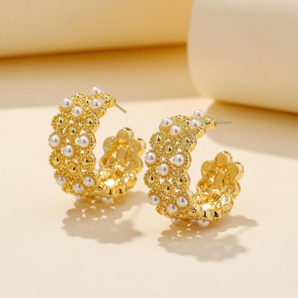 Fashion Metal Pearl Earrings French Baroque Retro C Shape Hollow Out Earrings For Ladies