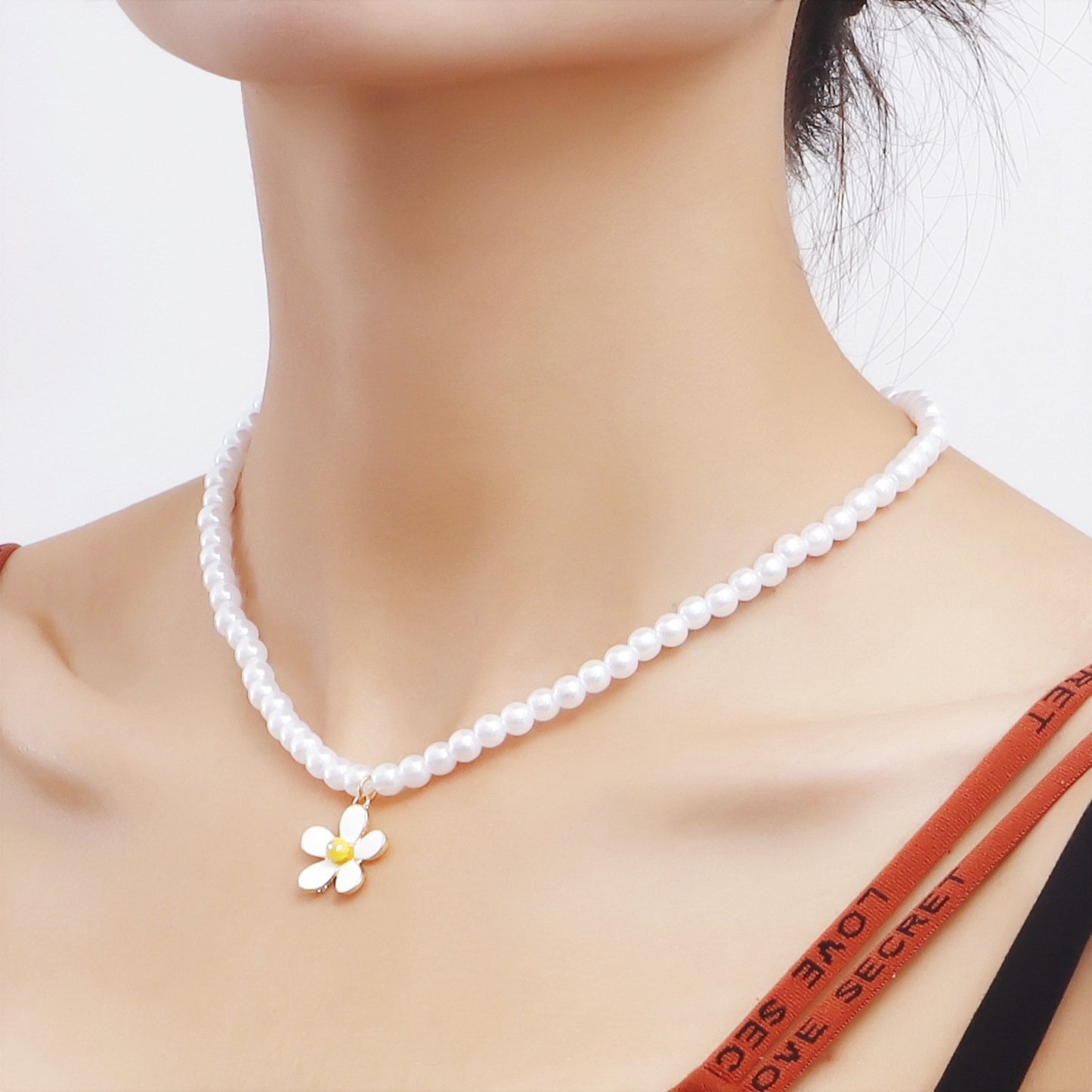 Jewelry Daisy Simple Imitation Pearl Pendant Necklace Niche Design Retro High-end Clavicle Necklace