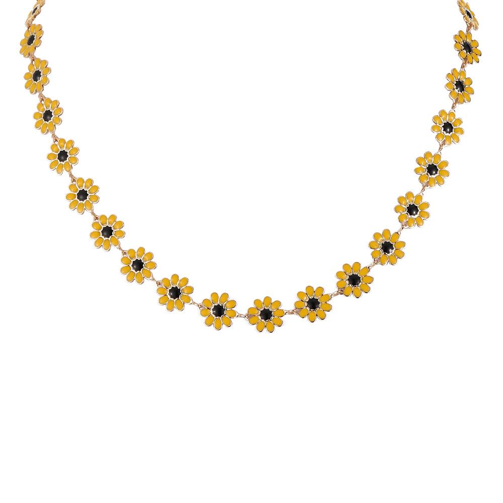 Small clear ins ladies retro simple and exquisite small daisy small yellow flower necklace jewelry