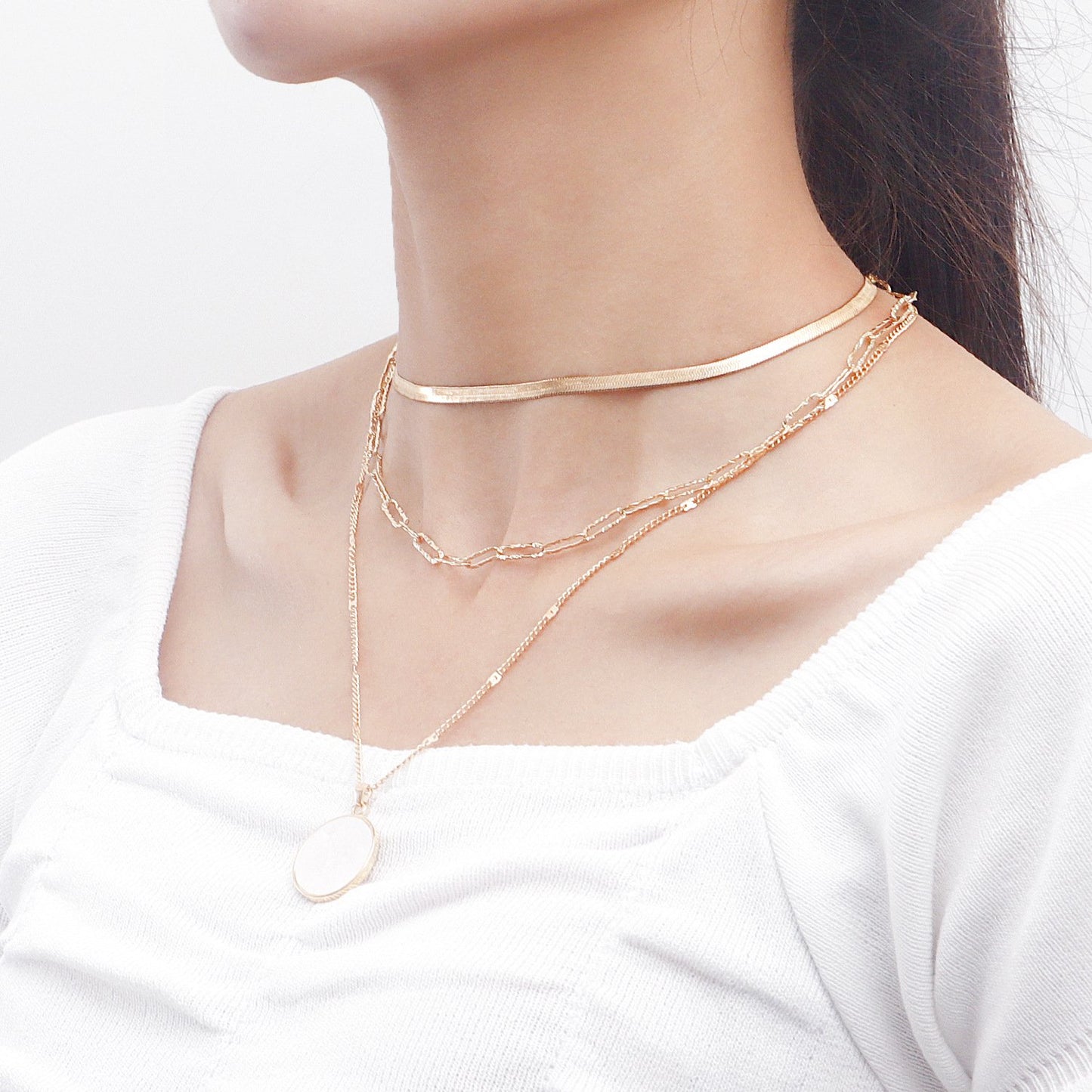 Jewelry trend multi-layer flat snake chain imitation mother-of-pearl pendant necklace female niche high-end necklace light luxury