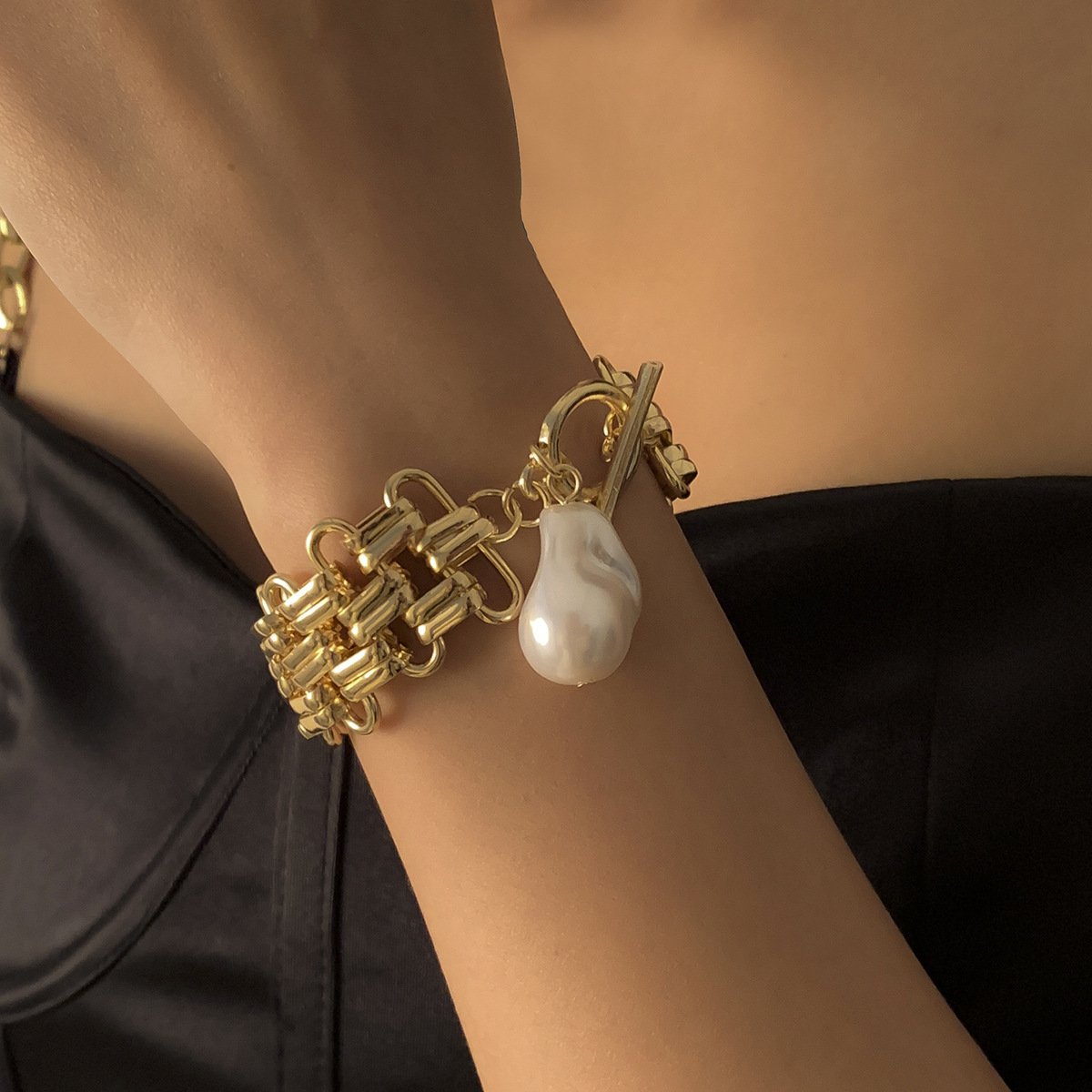 Jewelry Exaggerated Punk Geometric Wide Chain Bracelet Baroque Shaped Pearl Pendant Hand Jewelry Female