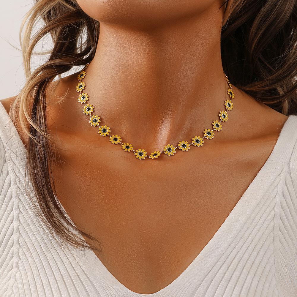 Small clear ins ladies retro simple and exquisite small daisy small yellow flower necklace jewelry