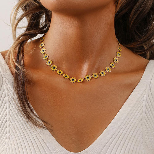 Small clear ins ladies retro simple and exquisite small daisy small yellow flower necklace jewelry