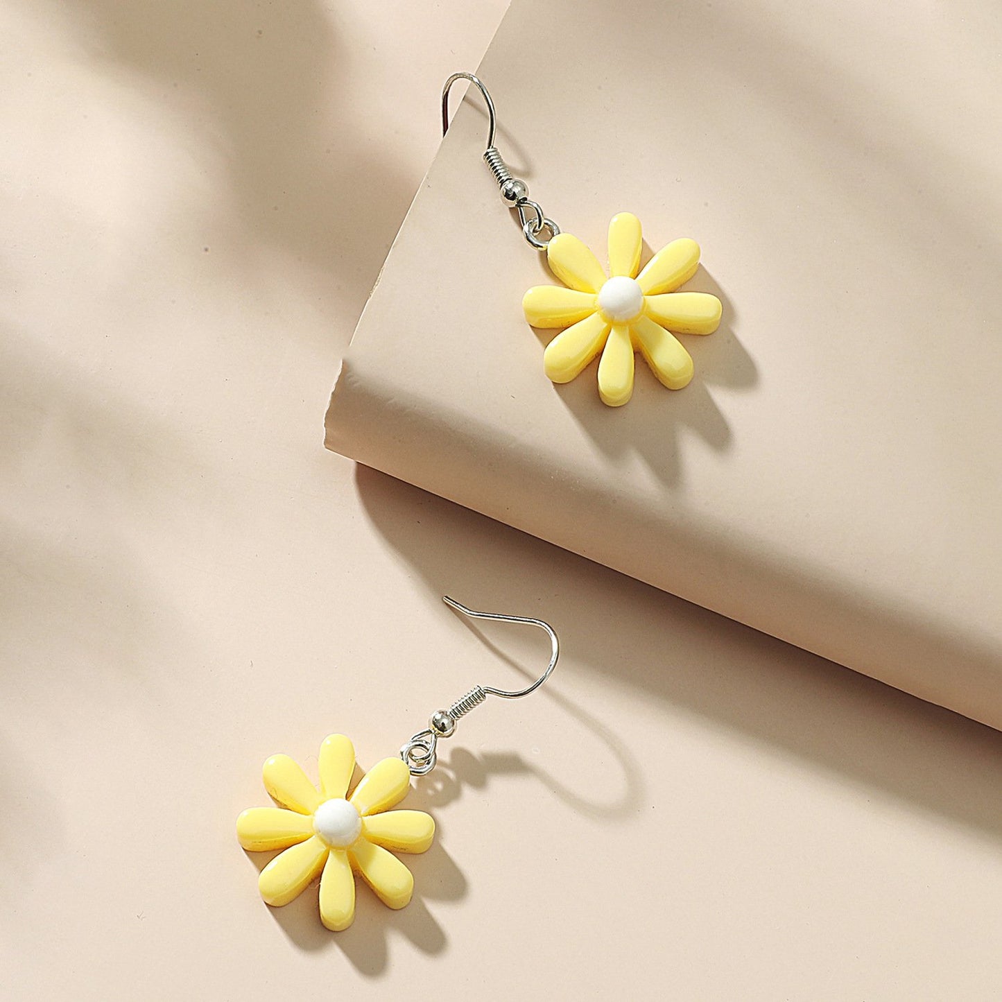 Temperament Resin Daisy Earrings Summer Fashion Net Red Flower Stud Earrings Female Jewelry