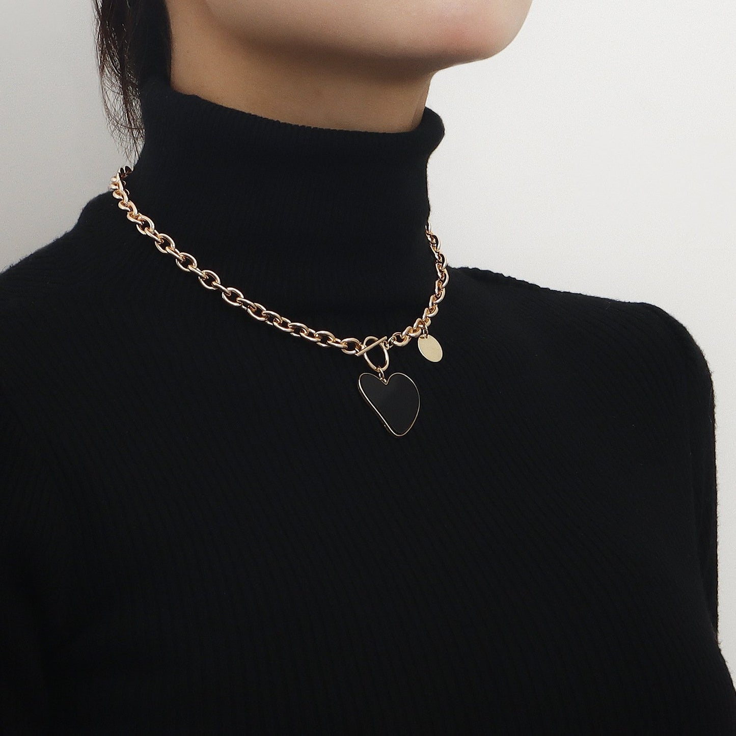 Jewelry Fashion Heart Black Fritillaria Thick Necklace Sweater Chain Women Light Luxury Versatile Niche Design Necklace