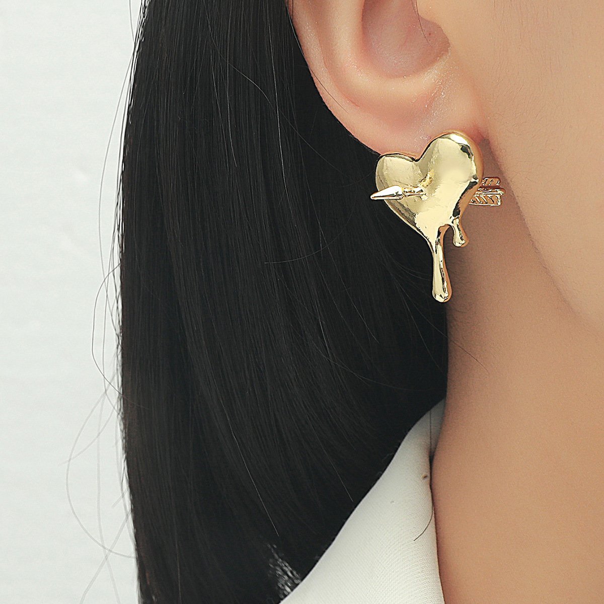 Exaggerated personality piercing love earrings ins indifferent niche design dripping blood peach heart earrings sweet cool trend