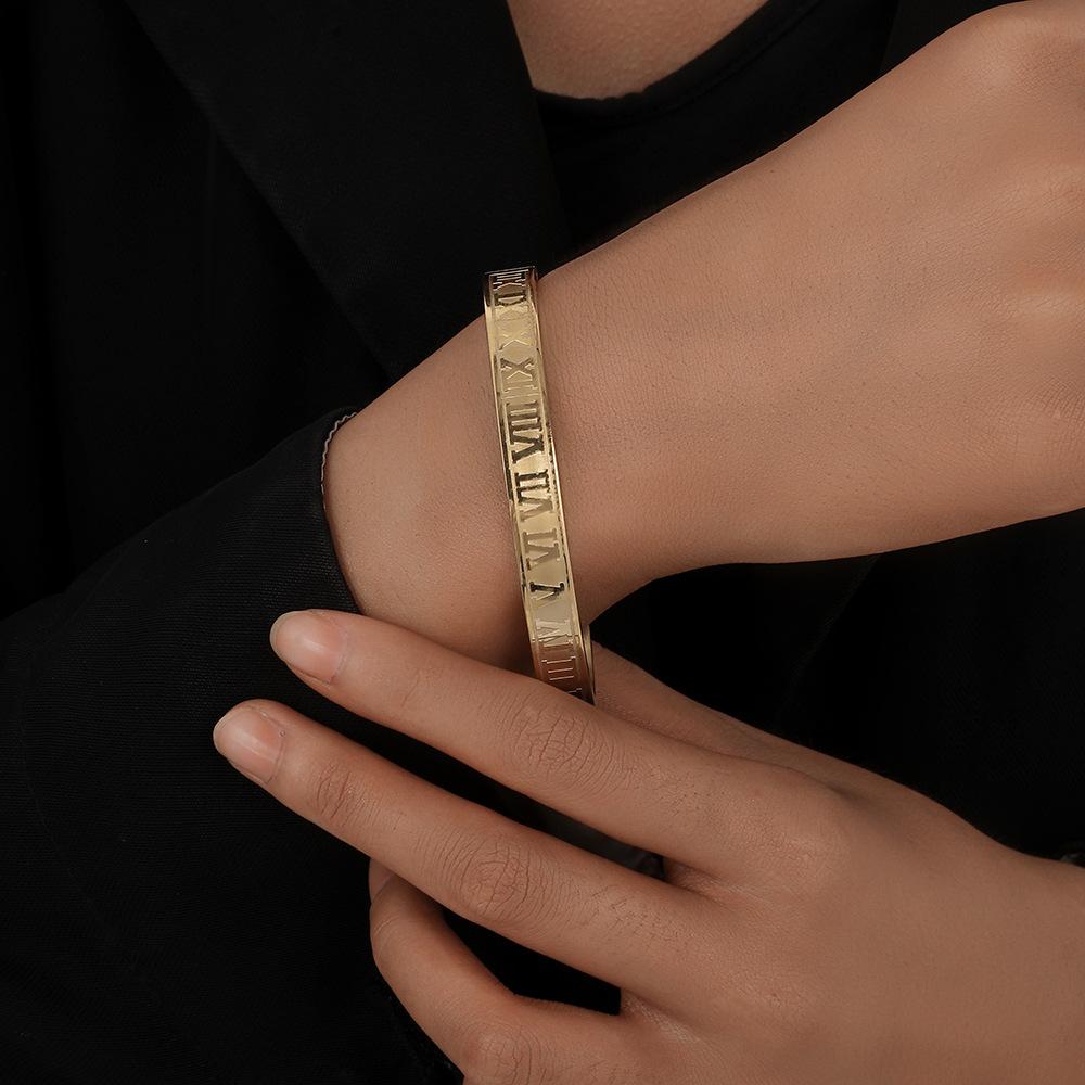 Simple and non-fading 18K Roman numeral stainless steel bracelet hip-hop personality titanium steel bracelet hand jewelry