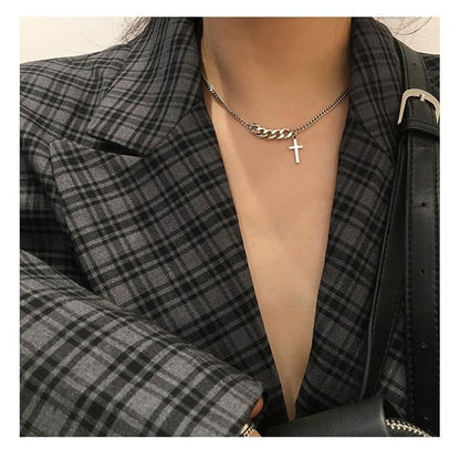 Ins retro short cross sweater chain female net red simple niche light luxury necklace temperament all-match