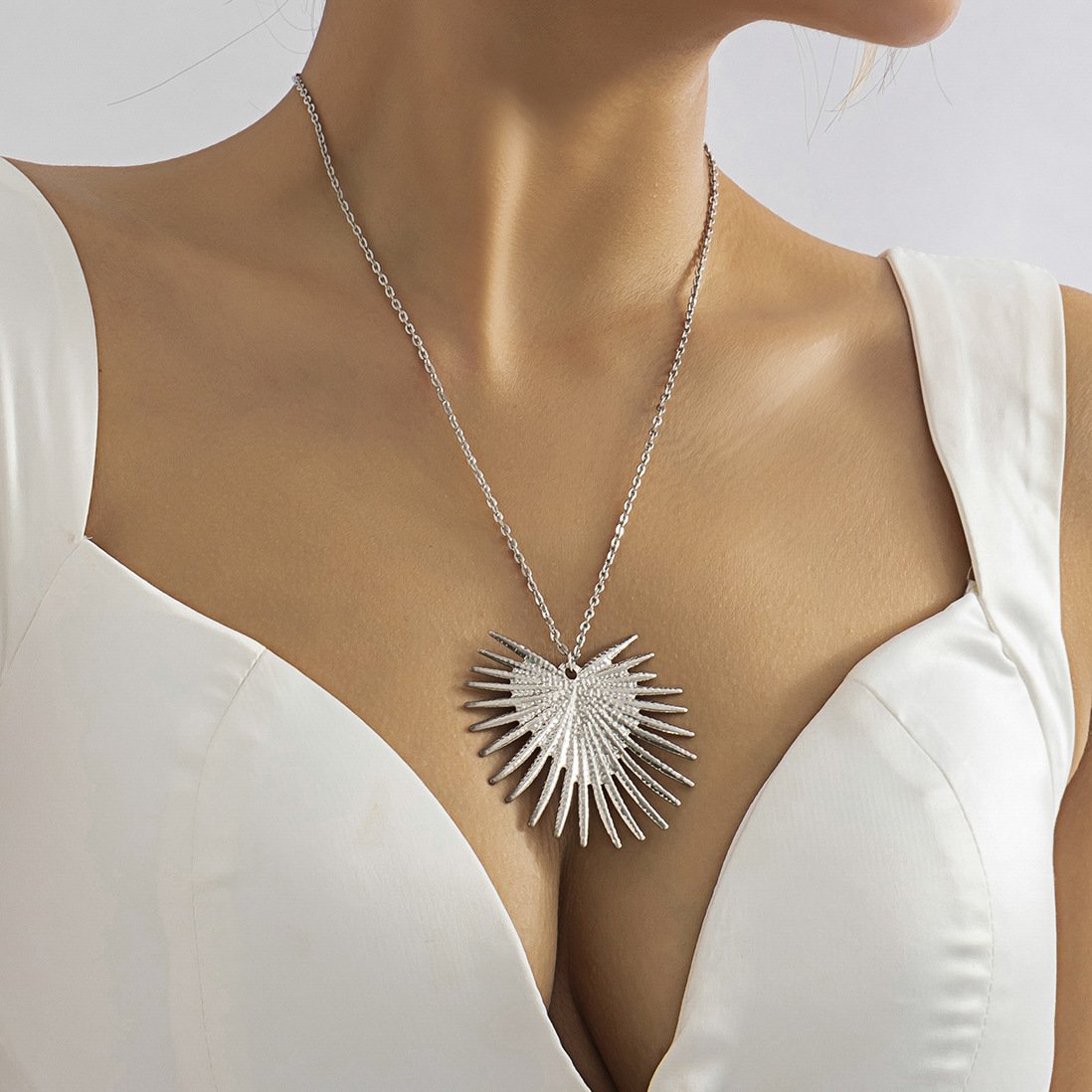 Jewelry Personality Exaggerated Metal Peach Heart Pendant Necklace Women's Fashion Niche Geometric Chain Necklace