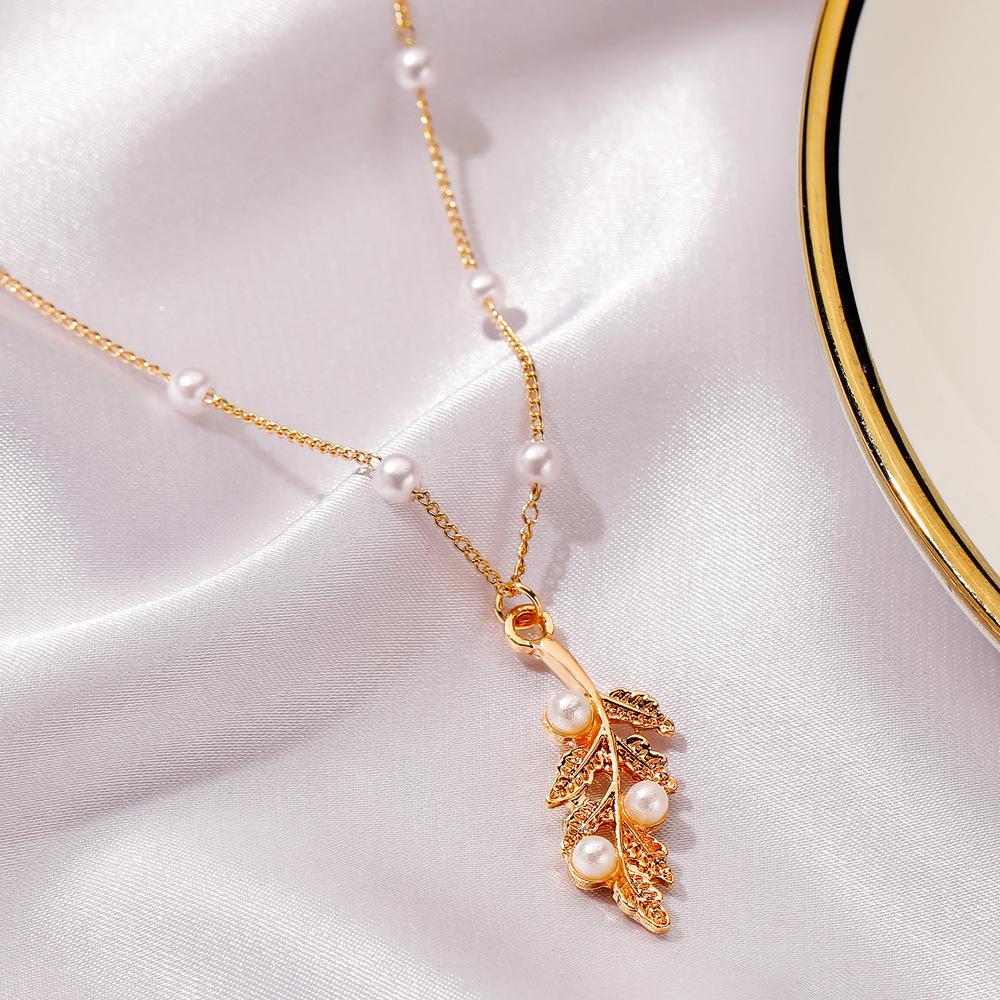 Small Fresh Leaf Necklace Temperament Versatile Simple Pearl Leaf Pendant Clavicle Chain Personality Short Sweater Chain