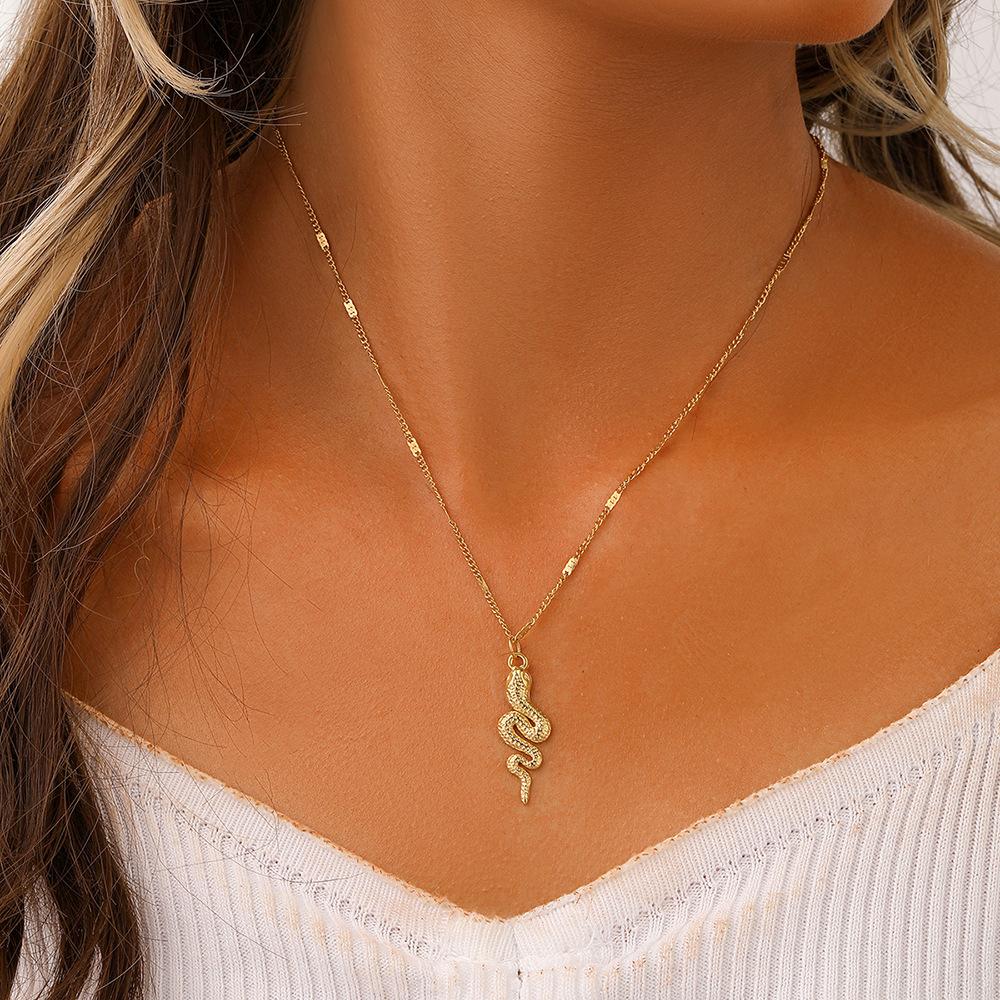 Fashion simple personality small crowd high sense all-match stainless steel golden snake pendant short neck chain necklace female