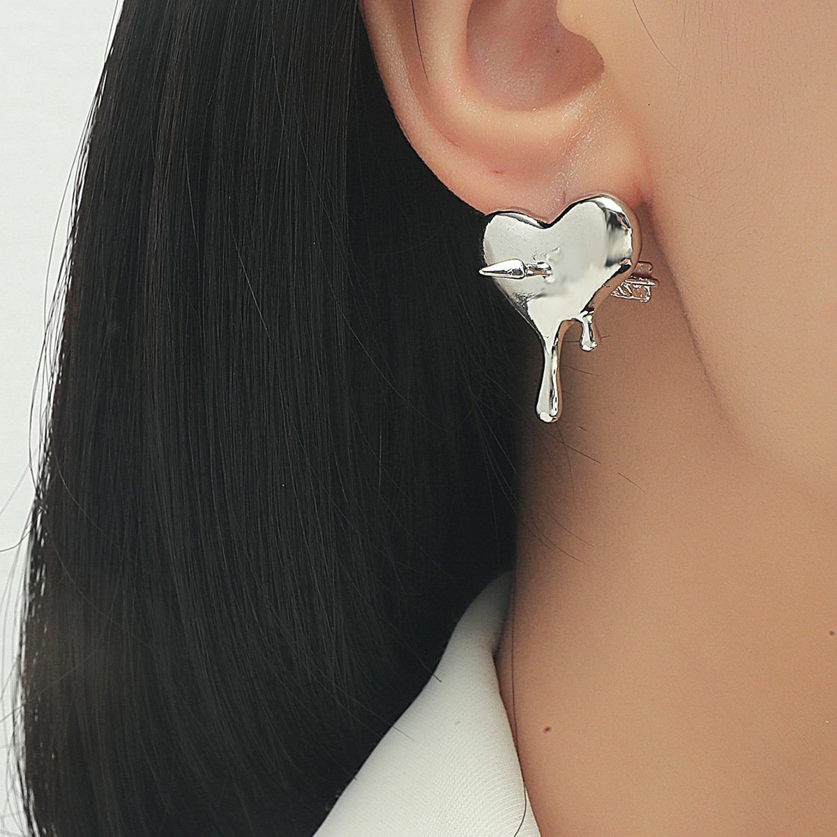 Exaggerated personality piercing love earrings ins indifferent niche design dripping blood peach heart earrings sweet cool trend