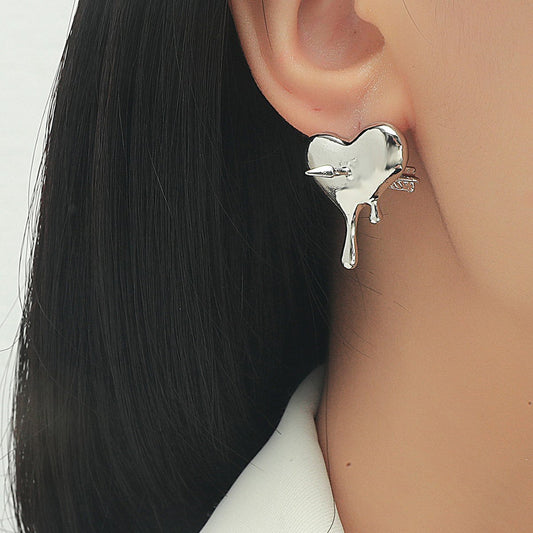 Exaggerated personality piercing love earrings ins indifferent niche design dripping blood peach heart earrings sweet cool trend