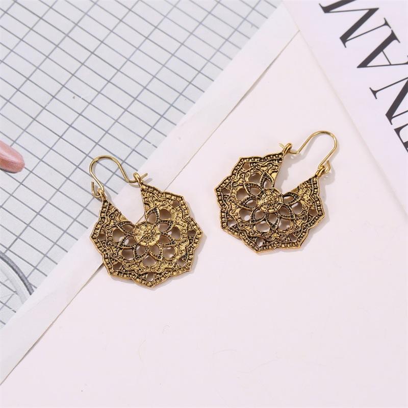 Ethnic Antique Carved Earrings Female Bohemia Metal Hollow Ear Buckle Elegant Retro Temperament Ear Jewelry