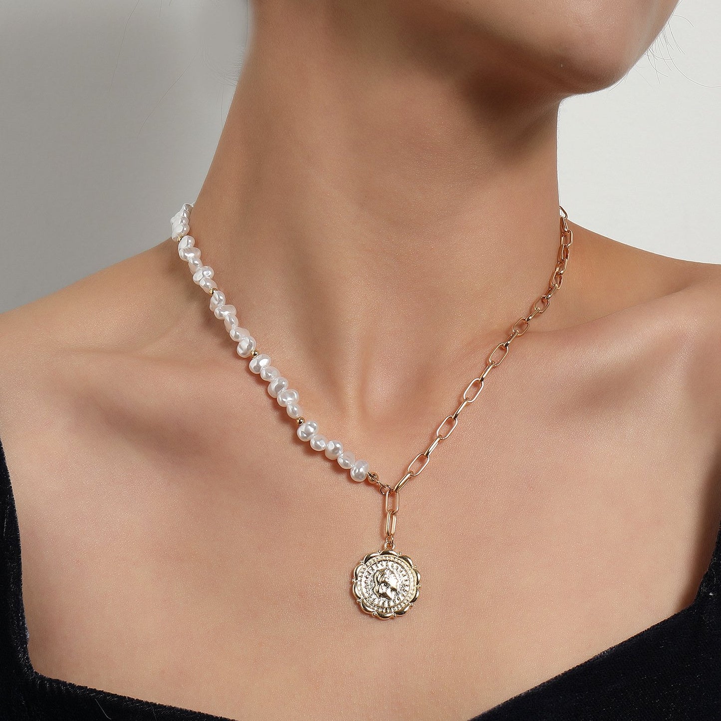 Jewelry Pearl Embossed Queen Pendant Necklace Female Creative Personality Fashion Lace Disc Necklace