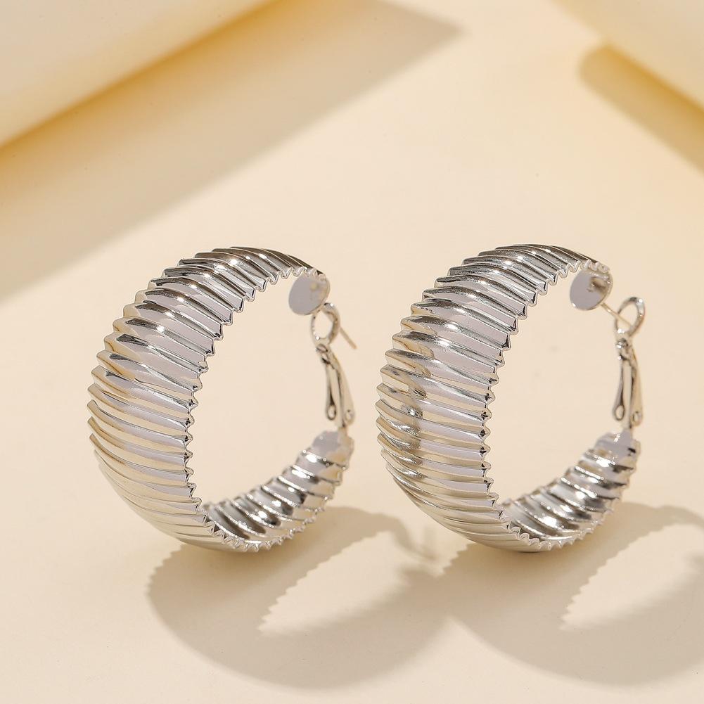 Autumn and winter retro metal exaggerated C-shaped earrings creative gear pattern C-shaped hip-hop ladies earrings