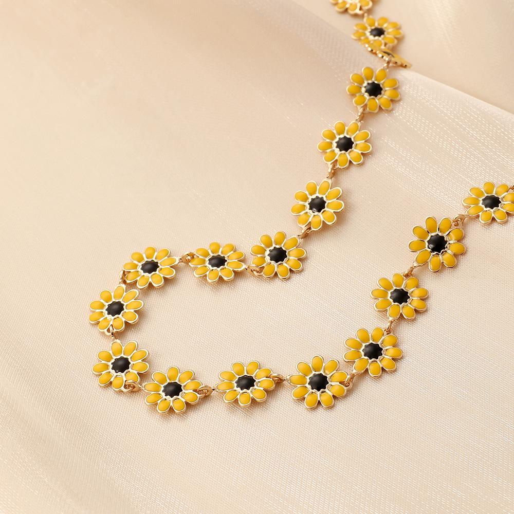 Small clear ins ladies retro simple and exquisite small daisy small yellow flower necklace jewelry