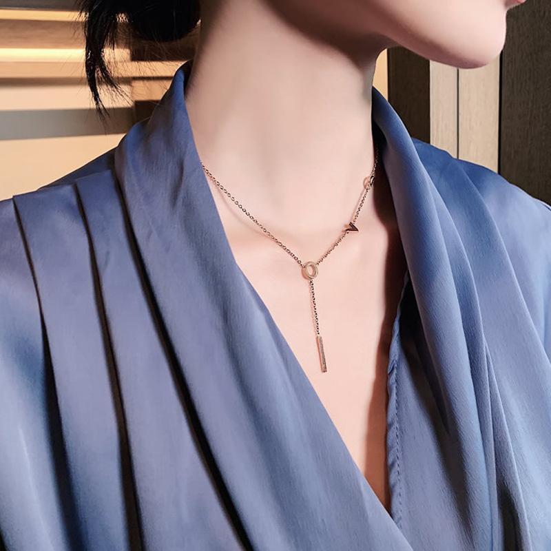 Net red love titanium steel necklace female niche design feeling ins cold collarbone chain non-fading small jewelry