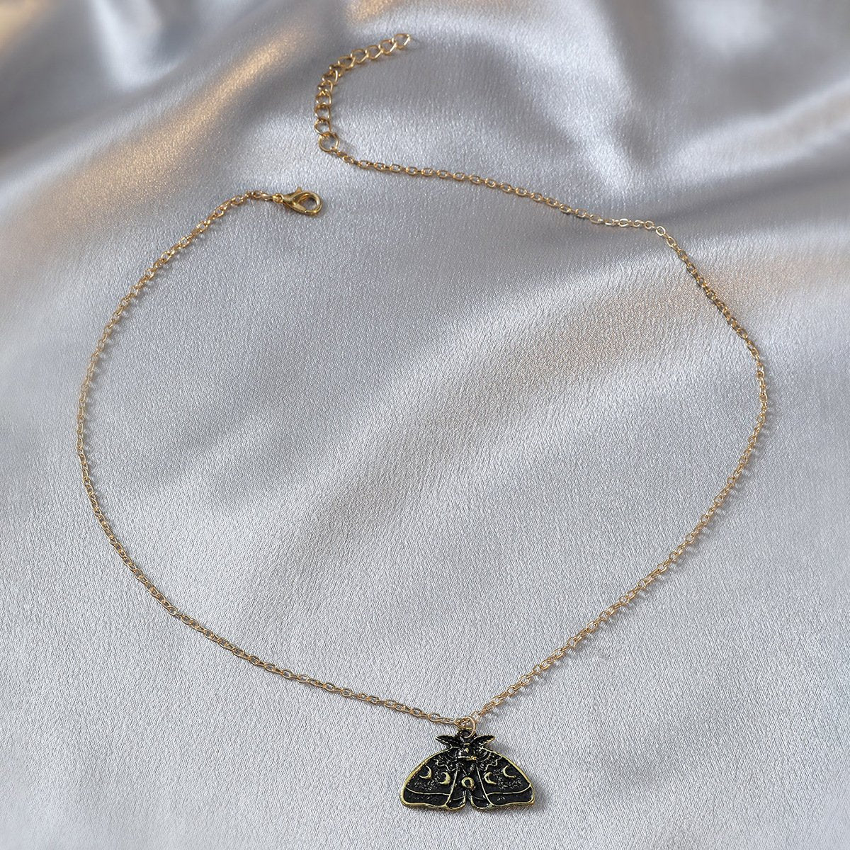 Gothic Dark Simple Butterfly Necklace Retro Fashion Creative Metal Old Butterfly Clavicle Chain Temperament Necklace