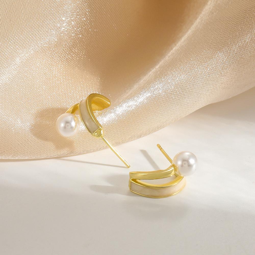 ins simple and small pearl earrings French light luxury niche design natural mother-of-pearl earrings net red earrings