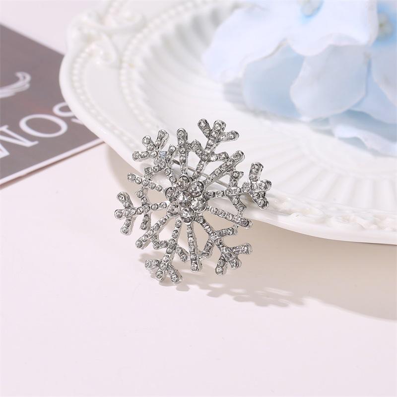 Temperament Diamond Corsage Pin Christmas Style Creative Snowflake Brooch Fashion Metal Pin Clothing Accessories