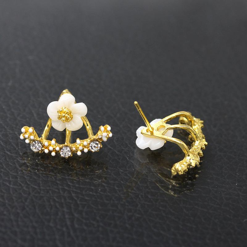 Fashion small daisy flower stud earrings chrysanthemum earrings market 2 yuan earrings