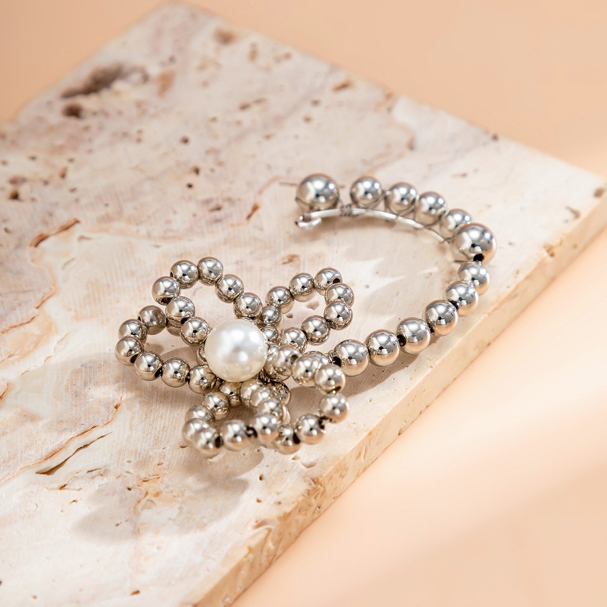 Jewelry design sense creative pearl flower earrings simple metal round beads without ear piercing earrings for women