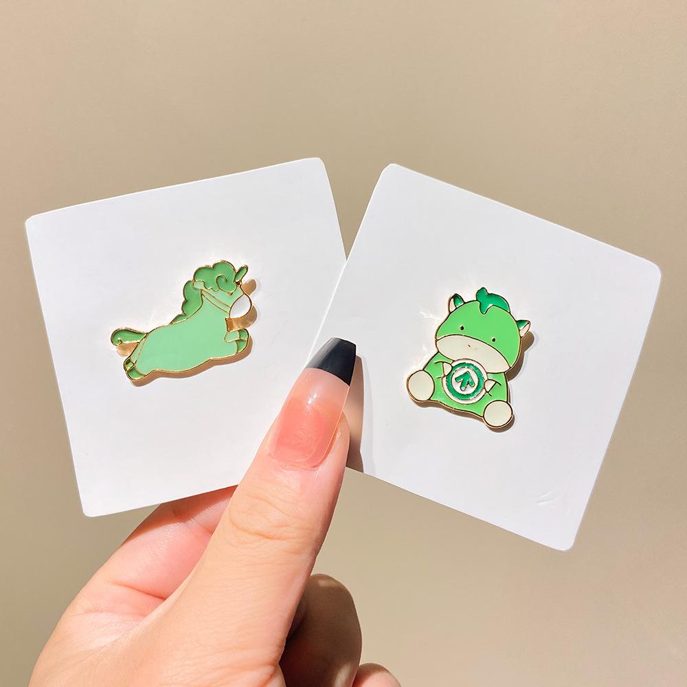 Fashion creative green horse itinerary card brooch green arrow passable collar badge clothes bag net red pin