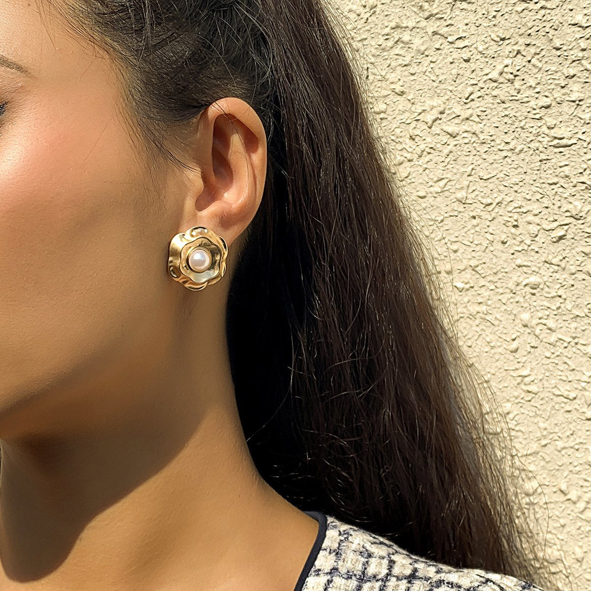 Jewelry retro simple three-dimensional flower earrings female niche temperament indifferent pearl earrings