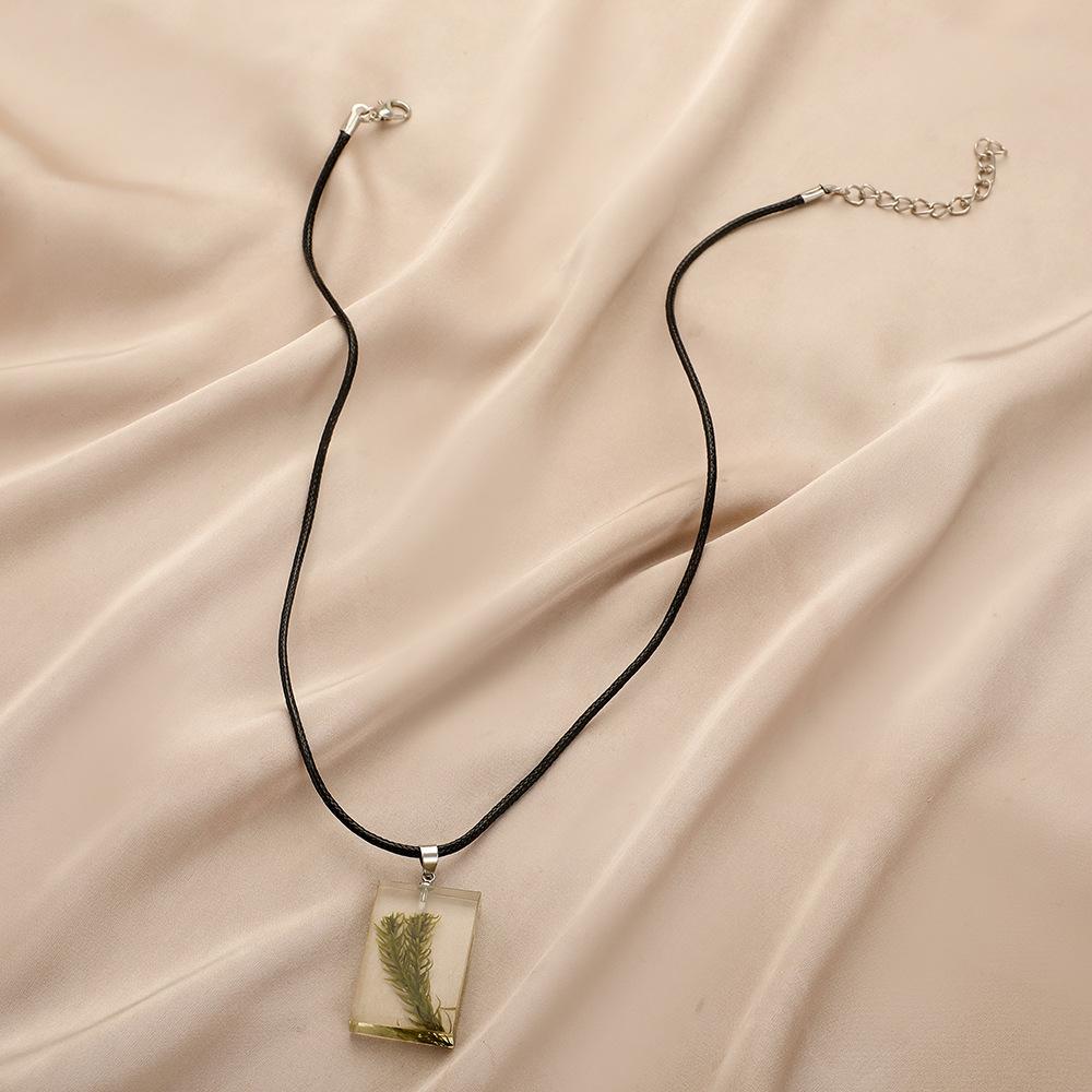 Fashion Simple Rectangle Resin Dried Flower Crystal Seagrass Necklace Necklace