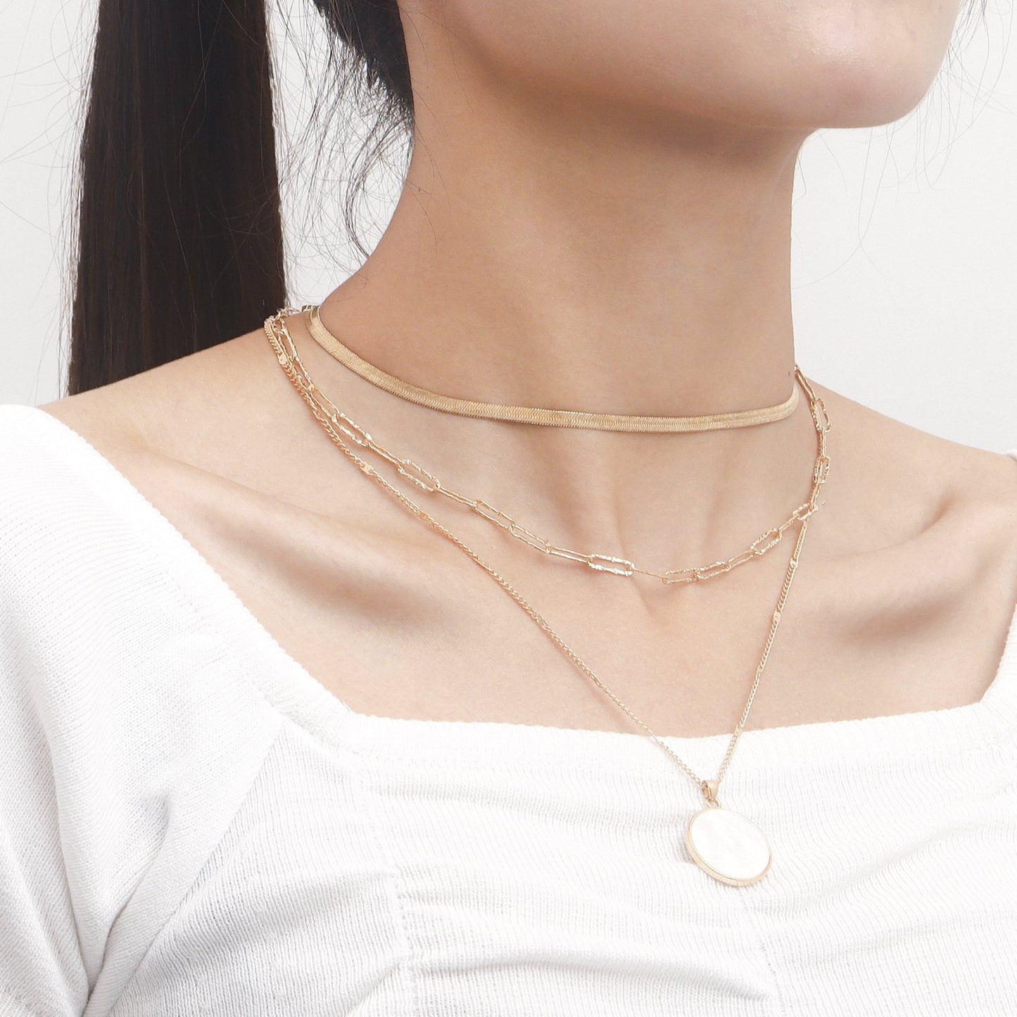 Jewelry trend multi-layer flat snake chain imitation mother-of-pearl pendant necklace female niche high-end necklace light luxury