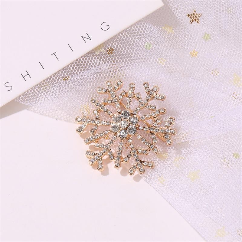 Temperament Diamond Corsage Pin Christmas Style Creative Snowflake Brooch Fashion Metal Pin Clothing Accessories