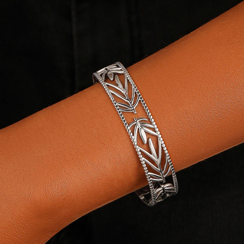 Retro Simple and Exquisite Ladies Stainless Steel Niche Design Tree Leaf Adjustable Bracelet