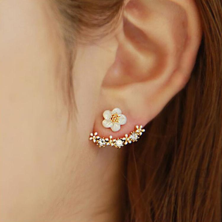 Fashion small daisy flower stud earrings chrysanthemum earrings market 2 yuan earrings