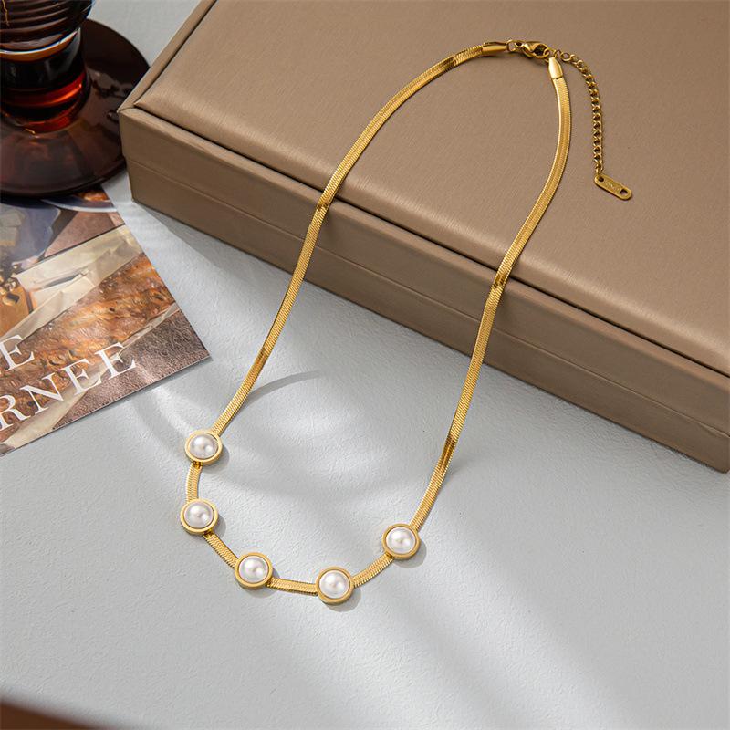 High-end Pearl Wide Flat Necklace Female Niche Design Sensation Lady Temperament Versatile Clavicle Chain Titanium Steel