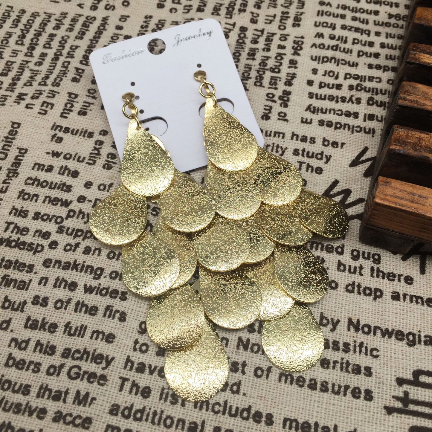 Frosted water drop nine-piece ear clips can be worn with or without ear holes, rubber ear pads are provided