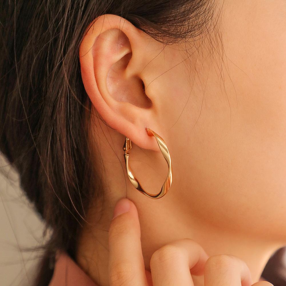 Simple C-shaped cold alloy earrings niche design twist line circle earrings female