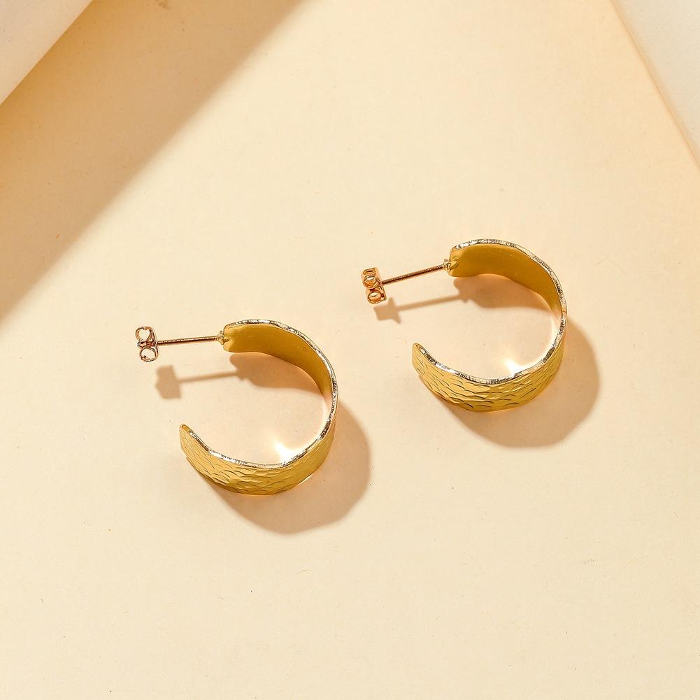 Exaggerated personality geometric metal C-shaped earrings love circle long earrings simple and versatile earrings