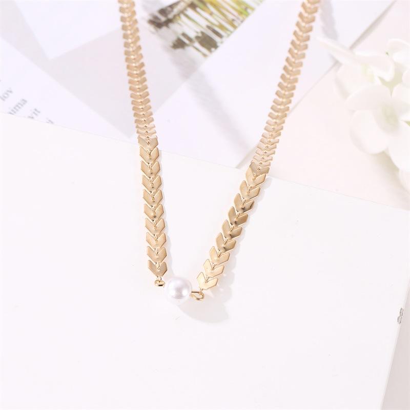 Temperament Fashion Fishbone Chain Sequin Short Necklace Female Fashion Pearl Chain Clavicle Chain