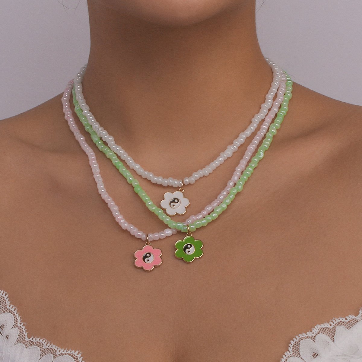 N1121 Small Fresh Rice Bead Necklace Women's Flower Tai Chi Gossip Necklace Simple Design Contrasting Color Necklace