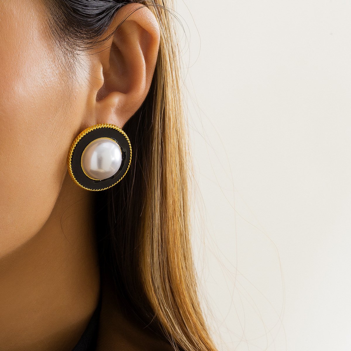 Jewelry Temperament Xiaoxiang Geometric Pearl Earrings Female Niche Indifferent Alien Oil Drop Earrings