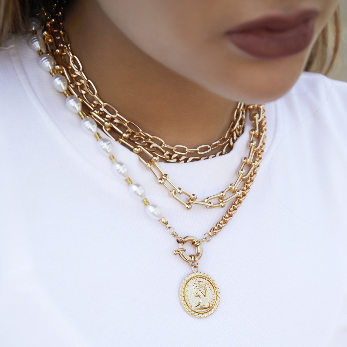 Jewelry Street Shot Hollow Embossed Necklace Women's Retro Punk U-shaped Buckle Imitation Pearl Portrait Necklace